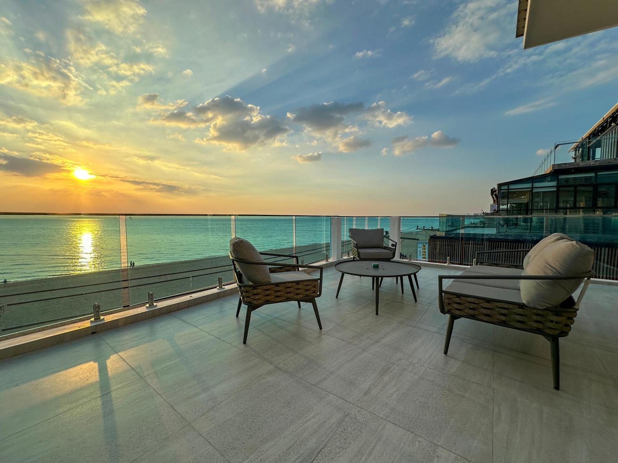 Stunning Beachfront View Luxurious Apartment 40 Csomtien-part Kültér fotó