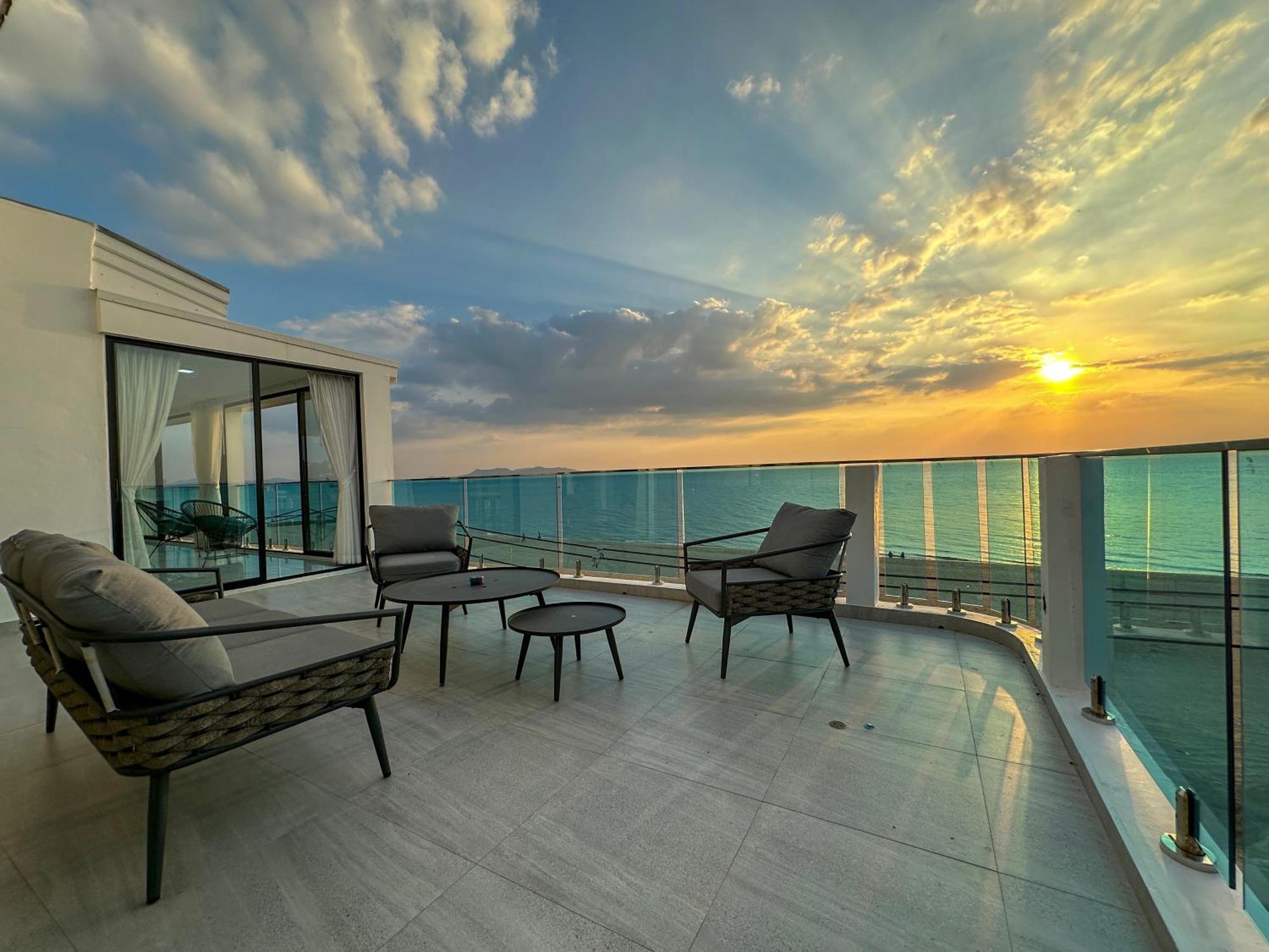 Stunning Beachfront View Luxurious Apartment 40 Csomtien-part Kültér fotó